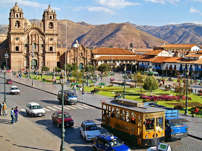 DIA 4 - LIMA / CUSCO: City tour y sitios arqueologicos